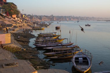 Varanasi, Hindistan - 18 Mar 2018: Sabahın erken saatlerinde kutsal Ganj Nehri kıyısında. Efsaneye göre Varanasi şehir Tanrı Shiva tarafından 5000 yıl önce kurulmuş.
