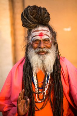Varanasi, Hindistan - 19 Mar 2018: Sadhu veya Baba (Kutsal adam) ghats Ganj Nehri'nin üzerinde. Normalde bir sadhu vazgeçtiğini, bir keşiş, malzeme keyfi feragat olduğunu. Hindistan'da 4 5 milyon sadhu için.