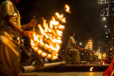 Varanasi, Hindistan - 23 Mar 2018: Hindu rahip Agni Pooja gerçekleştirmek (Sanskritçe: ibadet of Fire) üzerinde Dashashwamedh Ghat - ana ve en eski ghat Varanasi, Ganj bulunan..