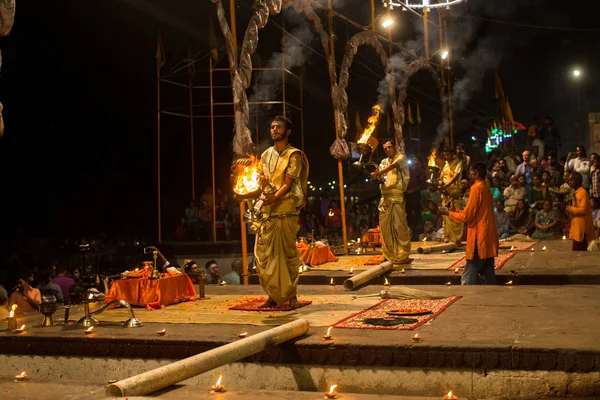 Varanasi Indie Mar 2018 Grupa Kapłanów Wykonać Agni Pooja Sanskryt — Zdjęcie stockowe