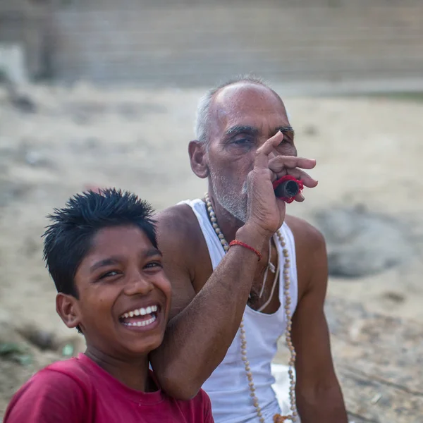 バラナシ インド 2018 正体不明のインドの通りの子供 ガンジス河のほとりに大人の男性 伝説によると 市が設立神シヴァで約 5000 — ストック写真