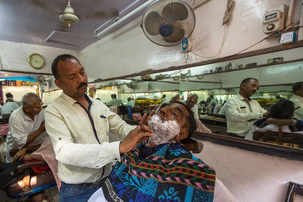 印度瓦拉纳西 2018年3月16日 理发师削减朝圣者的头发 在瓦拉纳西理发被认为是一种净化仪式在印度教 — 图库照片