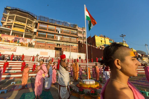 Varanasi India Mar 2018 Jonge Hindoe Monniken Organiseer Een Ceremonie — Stockfoto