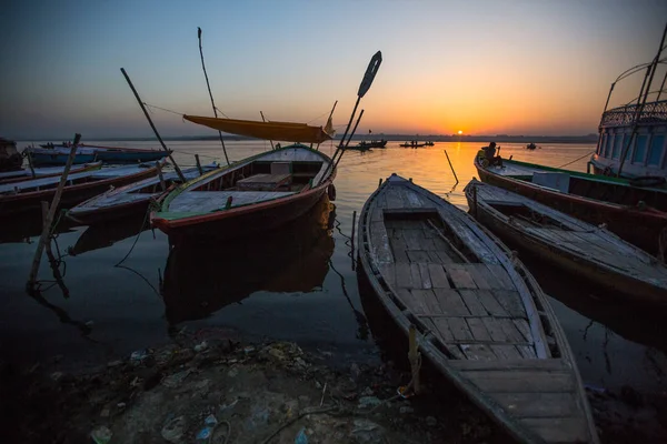 Varanasi India Mar 2018 Amanecer Río Ganges Con Siluetas Barcos —  Fotos de Stock