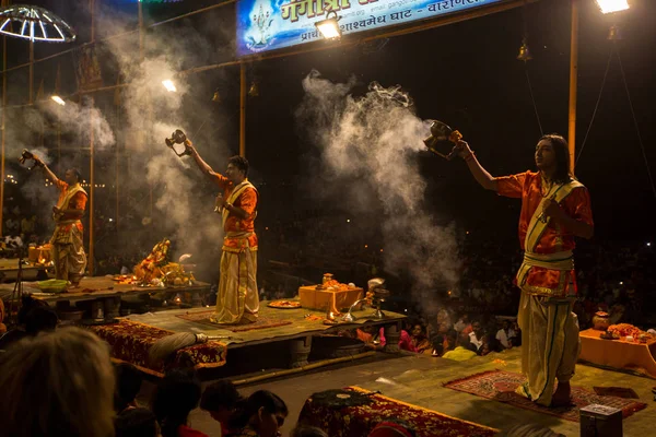 印度瓦拉纳西 2018年3月15日 一群祭司在 Dashashwamedh 卡德上表演烈火 Pooja 崇拜火 位于恒河上的瓦拉纳西主要和最古老的卡德 — 图库照片