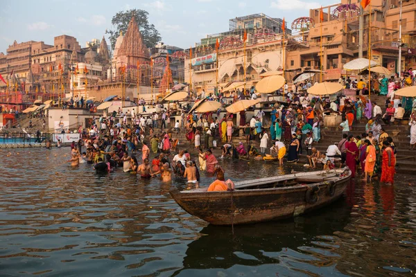 Varanasi Hindistan Mar 2018 Hacılar Sabahın Erken Saatlerinde Kutsal Ganj — Stok fotoğraf