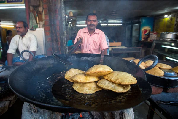 Varanasi Índia Mar 2018 Vendedores Comida Rua Indianos Perto Rio — Fotografia de Stock