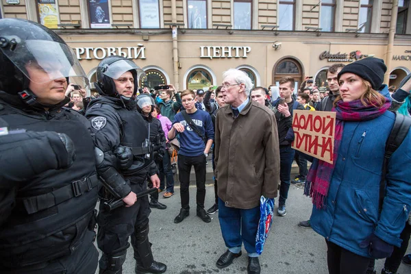 俄罗斯圣彼得堡 2018年5月5日 在普京总统就职典礼前举行的反对派抗议集会期间 防暴装备中的警员阻止了涅夫斯基的前景 罢免普京 — 图库照片
