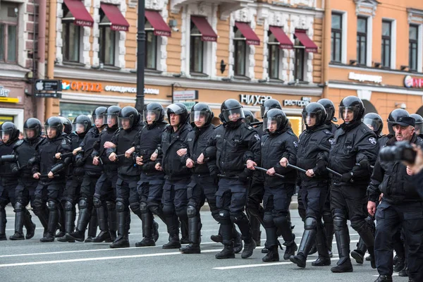 Petersburg Ryssland Maj 2018 Poliser Kravallutrustning Blockera Nevskij Opposition Protest — Stockfoto