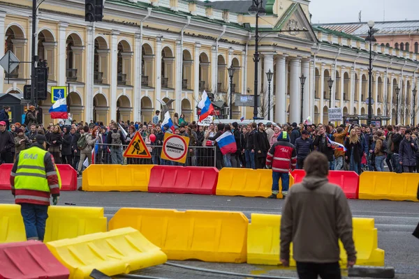 俄罗斯圣彼得堡 2018年5月5日 在普京总统就职典礼前反对党抗议集会上涅夫斯基前景的反对派支持者 — 图库照片