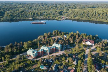 Sabahın erken saatlerinde, Leningrad region, Rusya Federasyonu refleks Nehri'nin havadan görünümü.