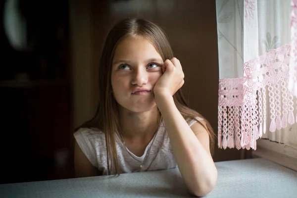 Bonito Engraçado Menina Dez Anos Sentada Mesa — Fotografia de Stock