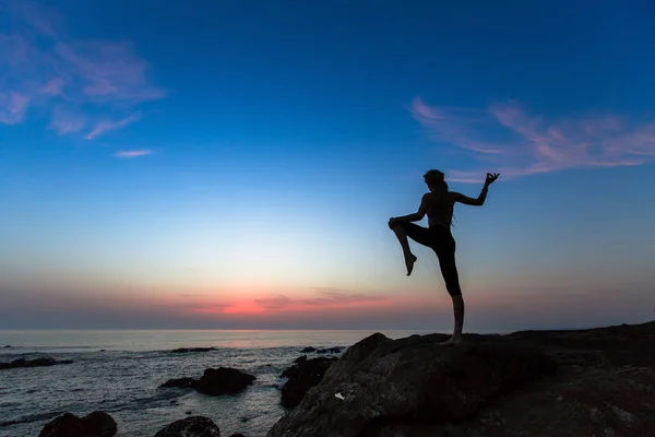 Silhueta Ioga Uma Jovem Praticando Exercícios Oceano Pôr Sol — Fotografia de Stock