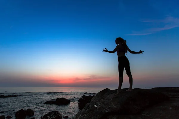 Yoga Egzersizleri Okyanus Üzerinde Günbatımında Pratik Bir Genç Kadın Silüeti — Stok fotoğraf