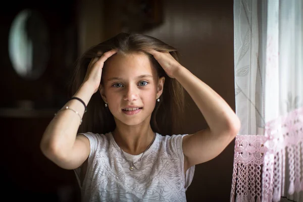 Schattig Tien Jarige Meisje Poseren Voor Camera Zitten Aan Tafel — Stockfoto