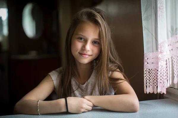 Retrato Menina Dez Anos Bonito Posando Para Câmera Sentada Mesa — Fotografia de Stock