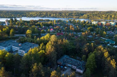 Ev tipi kentsel yerleşim Nikolskiy ve refleks nehir, Leningrad region, Rusya Federasyonu Hava görünümünü.