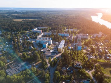 Uçan tipi kentsel yerleşim Nikolskiy, refleks nehir ve yaz yeşil ormanların Leningrad region, Rusya Federasyonu. 