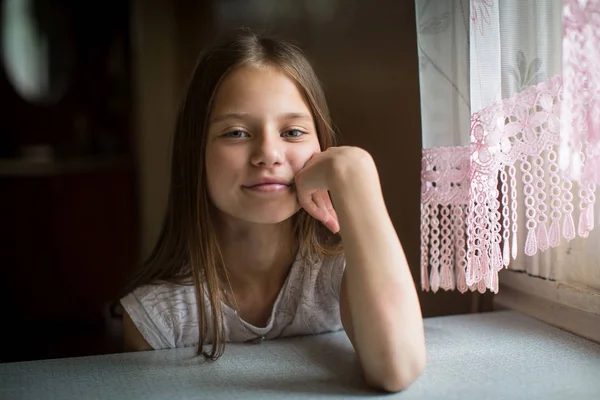 Retrato Una Linda Niña Diez Años Sentada Mesa — Foto de Stock