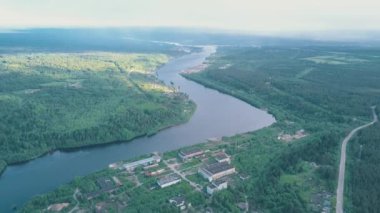 Leningrad region, Rusya Federasyonu ormanların yeşil refleks nehir ve yaz. Kuş bakışı. 