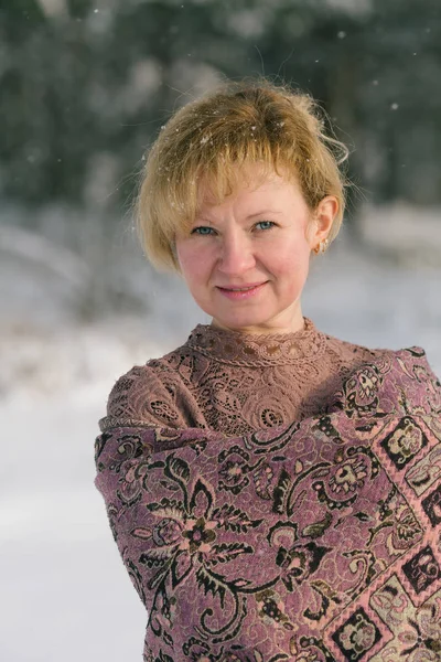 Портрет Женщины Зимой Заснеженной Русской Деревне — стоковое фото