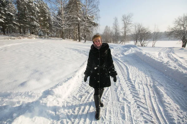 Vrouw Het Besneeuwde Bos Winter — Stockfoto