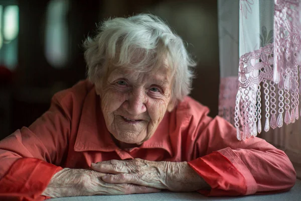Vértes Boldog Idős Asszony Portréja — Stock Fotó