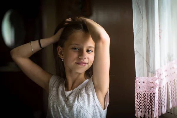 Divertente Bambina Posa Fotocamera Seduta Tavola — Foto Stock