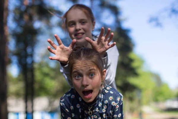 Две Девушки Сестры Подружки Веселятся Открытом Воздухе Смотреть Камеру — стоковое фото