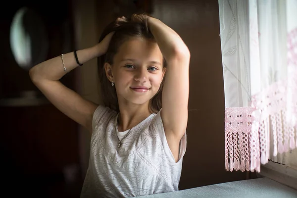 Портрет Маленької Милої Дівчинки Позує Камеру — стокове фото