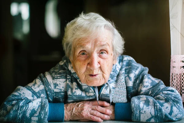 Bejaarde Vrouw Het Huis Zitten Aan Tafel — Stockfoto