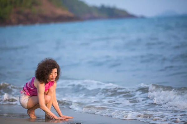 Mujer Joven Raza Mixta Arrodillada Una Playa Tropical —  Fotos de Stock