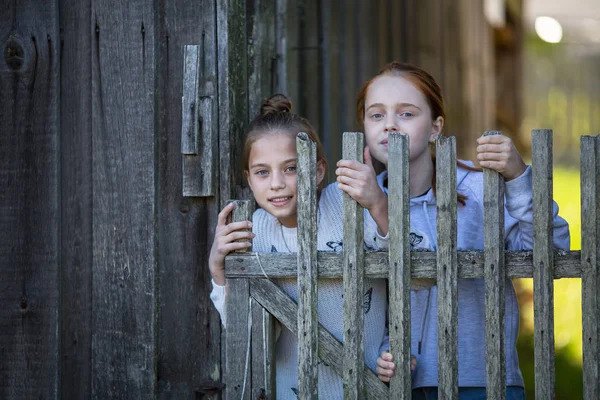 Portretten Van Twee Meisjes Vrienden Dorp Openlucht — Stockfoto
