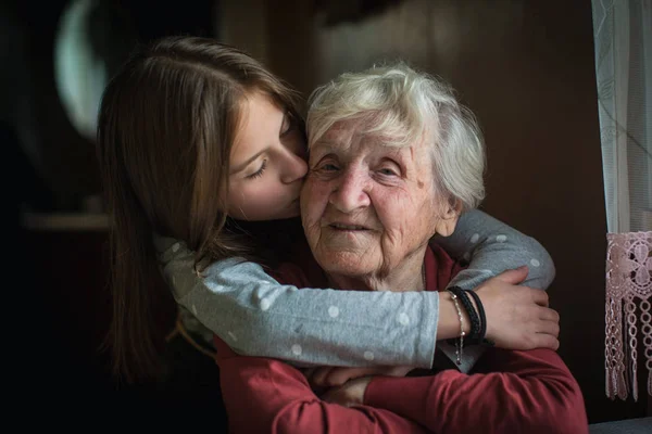 Een Klein Meisje Hugs Haar Grootmoeder — Stockfoto