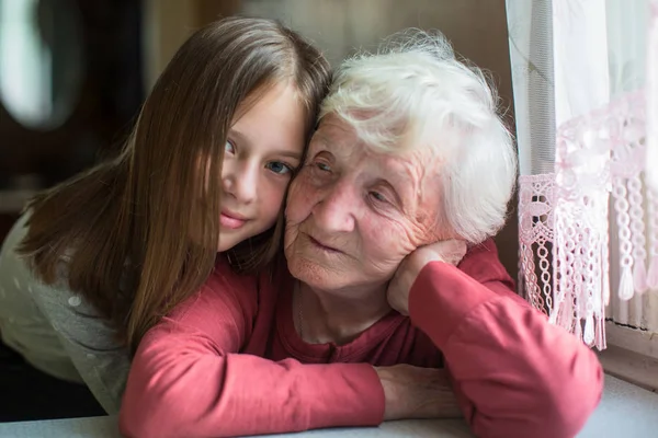 Portrét Holčička Její Babička — Stock fotografie