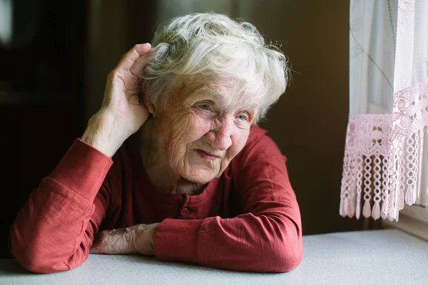 Elderly Woman Listens Her Hand Her Ear Hard Hearing Seniors — Stock Photo, Image