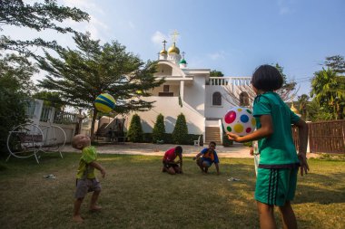 Koh Chang, Tayland - 25 Şubat 2018: Tay çocuklar Rus Ortodoks Kilisesi yakınındaki top oynamak. Tayland'da şu anda 10 Ortodoks yerleşim birimleri, Ortodoks nüfus %0,002 tarafından uygulanmaktadır.