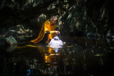 Koh Chang, Tayland - 10 Mar 2018: sırasında mezhepler vaftiz (suya daldırma) - ilk ve en önemli Hıristiyan ayini. Şu anda Ortodoks nüfus Tayland %0,002 tarafından uygulanmaktadır.