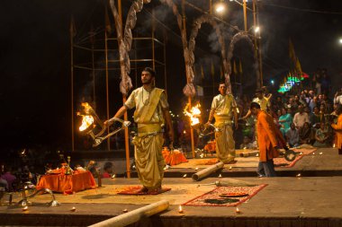 Varanasi, Hindistan - 15 Mar 2018: Rahipler grup gerçekleştirmek Agni Pooja (Sanskritçe - ibadet ateş) Dashashwamedh Ghat - ana ve en eski ghat Varanasi, Ganj bulunan.