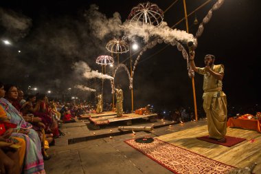 Varanasi, Hindistan - 15 Mar 2018: Bir grup rahip Agni Pooja gerçekleştirmek (Sanskritçe: ibadet of Fire) üzerinde Dashashwamedh Ghat - ana ve en eski ghat Varanasi, Ganj bulunan..