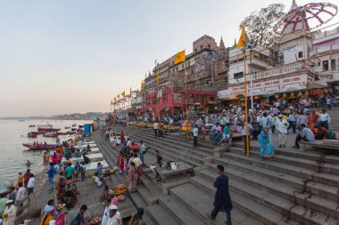 Varanasi, Hindistan - 17 Mar 2018: Kutsal Ganj Nehri kıyısında. Efsaneye göre şehrin yaklaşık 5000 yıl önce Tanrı Shiva tarafından kuruldu.