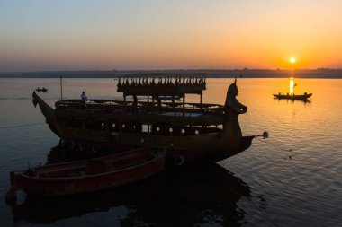 Varanasi, Hindistan - 18 Mar 2018: Şafak Hacı ile teknelerin siluetleri ile Ganj Nehri üzerinde. Efsaneye göre Varanasi Tanrı Shiva tarafından 5000 yıl önce kurulmuş.