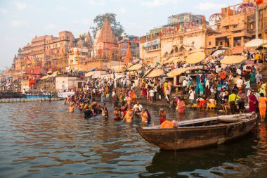 Varanasi, Hindistan - 22 Mar 2018: Hacılar sabahın erken saatlerinde su kutsal Ganj Nehri Dalma. Efsaneye göre şehrin yaklaşık 5000 yıl önce Tanrı Shiva tarafından kuruldu.
