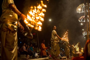 Varanasi, Hindistan - 23 Mar 2018: Hindu rahip Agni Pooja gerçekleştirmek (Sanskritçe: ibadet of Fire) üzerinde Dashashwamedh Ghat - ana ve en eski ghat Varanasi, Ganj bulunan..