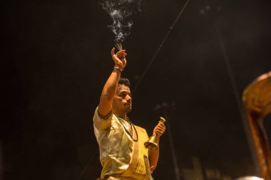 Varanasi, Hindistan - 23 Mar 2018: Hindu rahip Agni Pooja gerçekleştirmek (Sanskritçe: ibadet of Fire) üzerinde Dashashwamedh Ghat - ana ve en eski ghat Varanasi, Ganj bulunan..