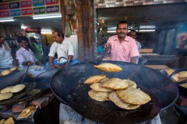 Varanasi, Hindistan - 25 Mar 2018: Hint sokak gıda satıcıları kutsal Ganj Nehri yakınında. Efsaneye göre Varanasi şehir Tanrı Shiva tarafından 5000 yıl önce kurulmuş.