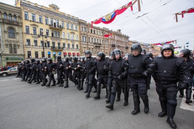 St. Petersburg, Rusya Federasyonu - 5 Mayıs 2018: polis memuru isyan dişli bir muhalefet protesto mitingi öncesinde devlet başkanı Vladimir Putin'ın açılış töreni sırasında bir Nevsky prospect engellemek.