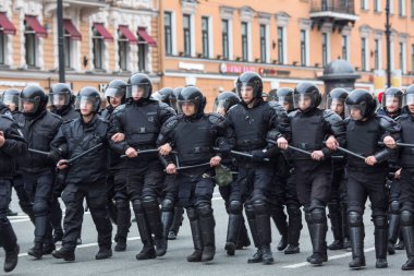 St. Petersburg, Rusya Federasyonu - 5 Mayıs 2018: polis memuru isyan dişli bir muhalefet protesto mitingi öncesinde devlet başkanı Vladimir Putin'ın açılış töreni sırasında bir Nevsky prospect engellemek.