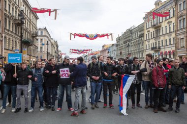 St. Petersburg, Rusya Federasyonu - 5 Mayıs 2018: Devlet başkanı Vladimir Putin'ın açılış töreni öncesinde muhalefet destekçileri Nevsky prospect bir muhalefet protesto sırasında üzerinde ralli.