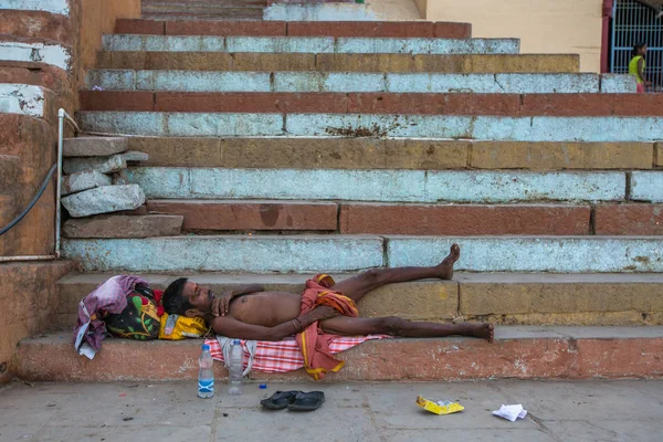 聖なるガンジス川に近い旧市街の通りで眠っているバラナシ インド 2018 乞食浮浪者 — ストック写真